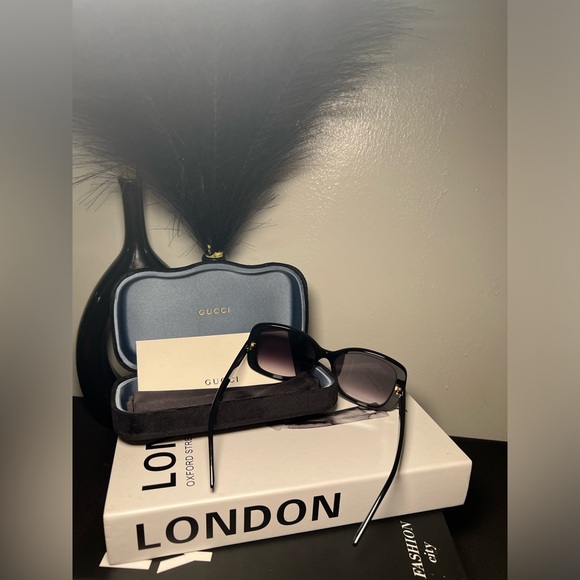 New Authentic in Case GUCCI Current Season 2024 OVERSIZED Sunglasses - Picture 3 of 7